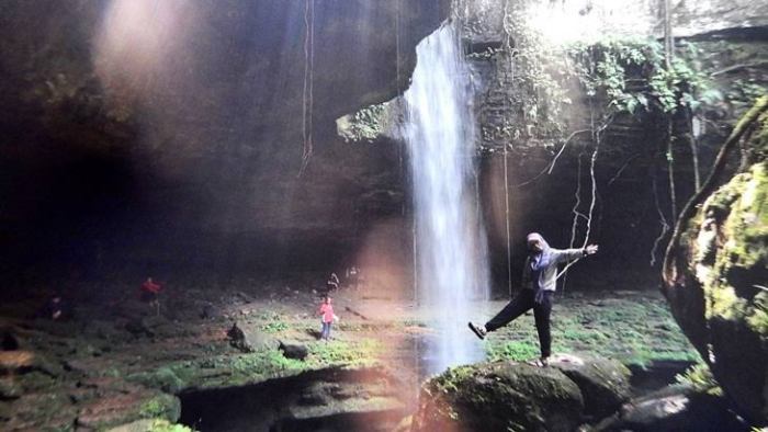 Pesona Air Terjun Lubuak Bulan Keindahan Alam Sumatera Barat