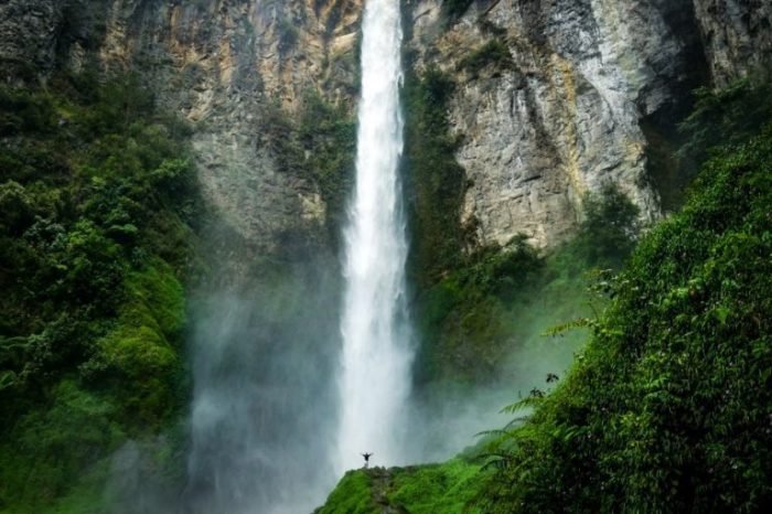 Pesona Air Terjun Sipiso-piso, Sumatera Utara