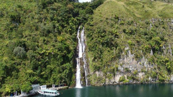 Pesona Air Terjun di Danau Toba