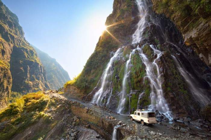 Air terjun di padang pinggir jalan