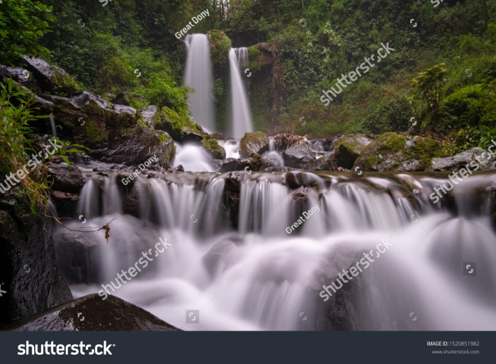 Pesona Air Terjun Grenjengan Kembar